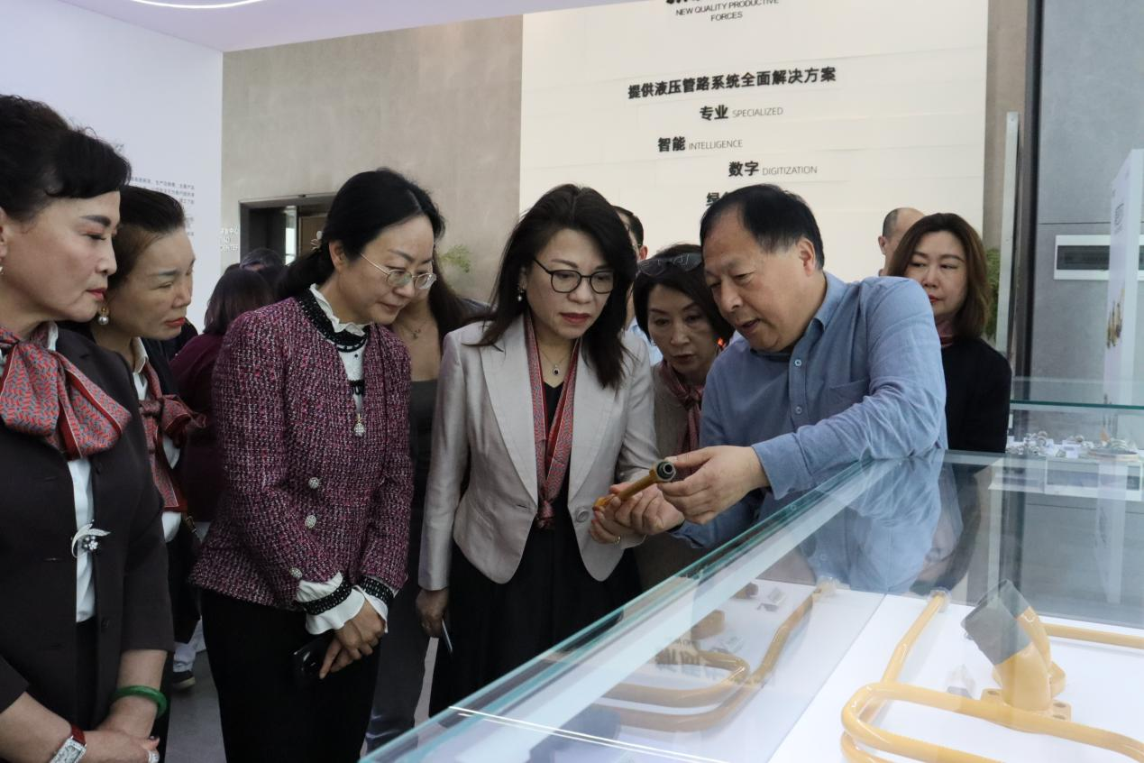 2025年3月26日，全国台企联常务副会长、妇女工委会主委李泓兰一行莅临东升国际官网股份调研。